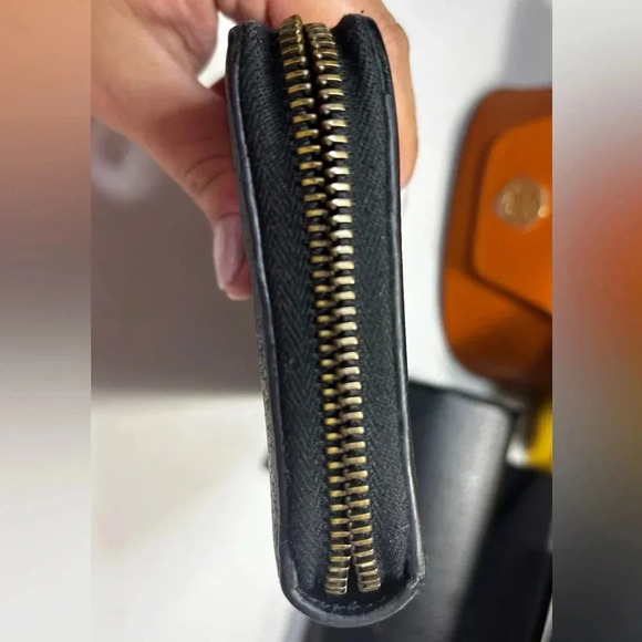 Gucci GG Logo Leather Continental Long Wallet - Picture 5 of 7